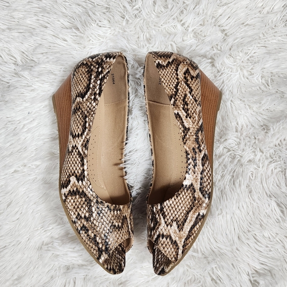 Journee Collection Snake Pattern Wedge 11 - Picture 6 of 11